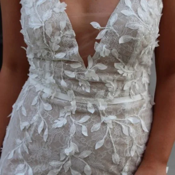 Brand new wedding dress - Picture 4 of 4